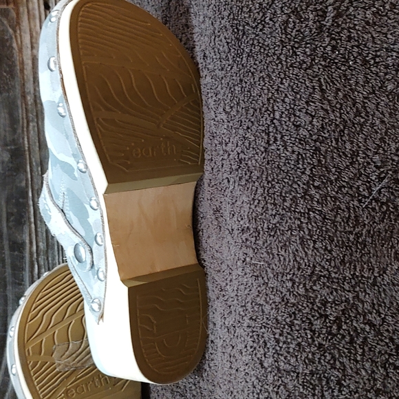 Earth camo clogs. Size 7 - Picture 3 of 5